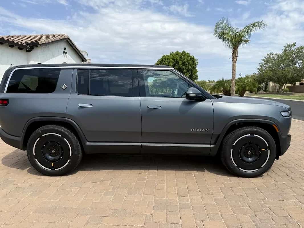 2024 Rivian R1S - Photo 2