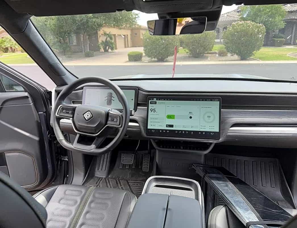 2024 Rivian R1S - Photo 3