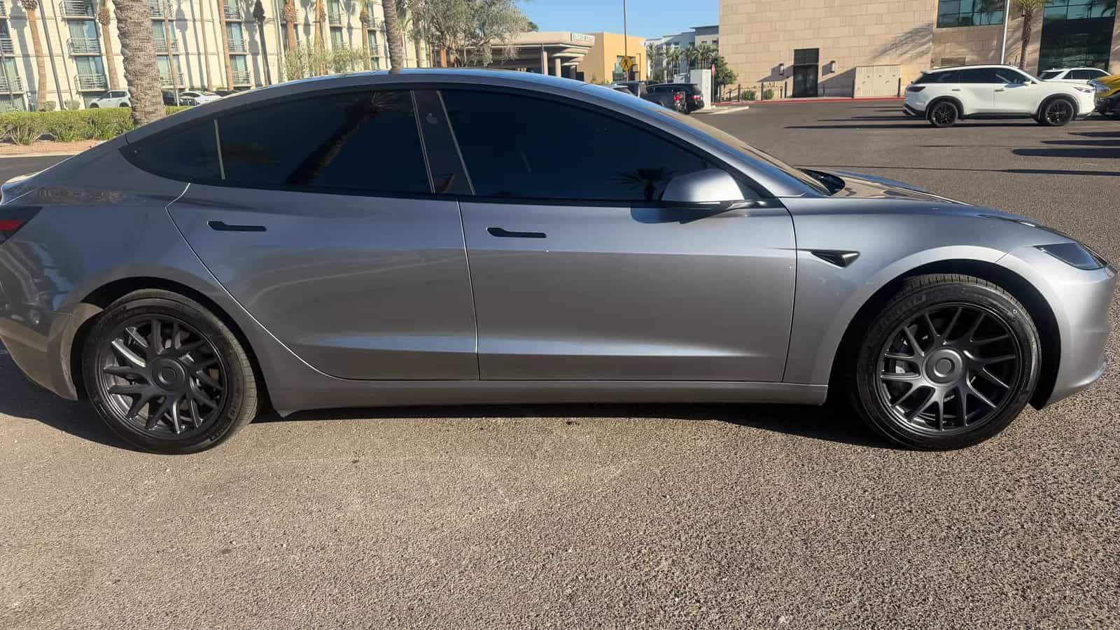 2025 Tesla Model 3 - Photo 2