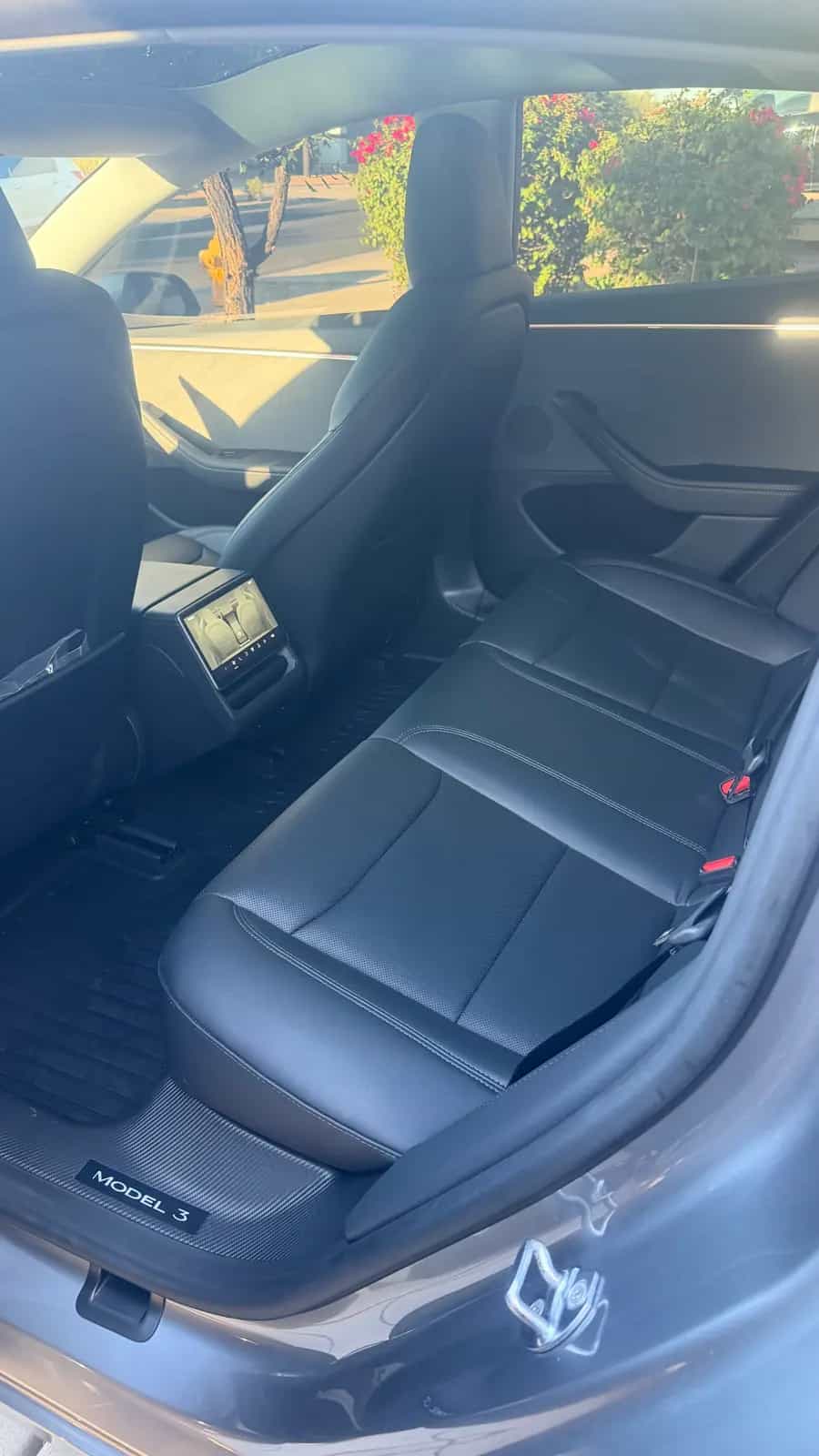 2025 Tesla Model 3 - Photo 4