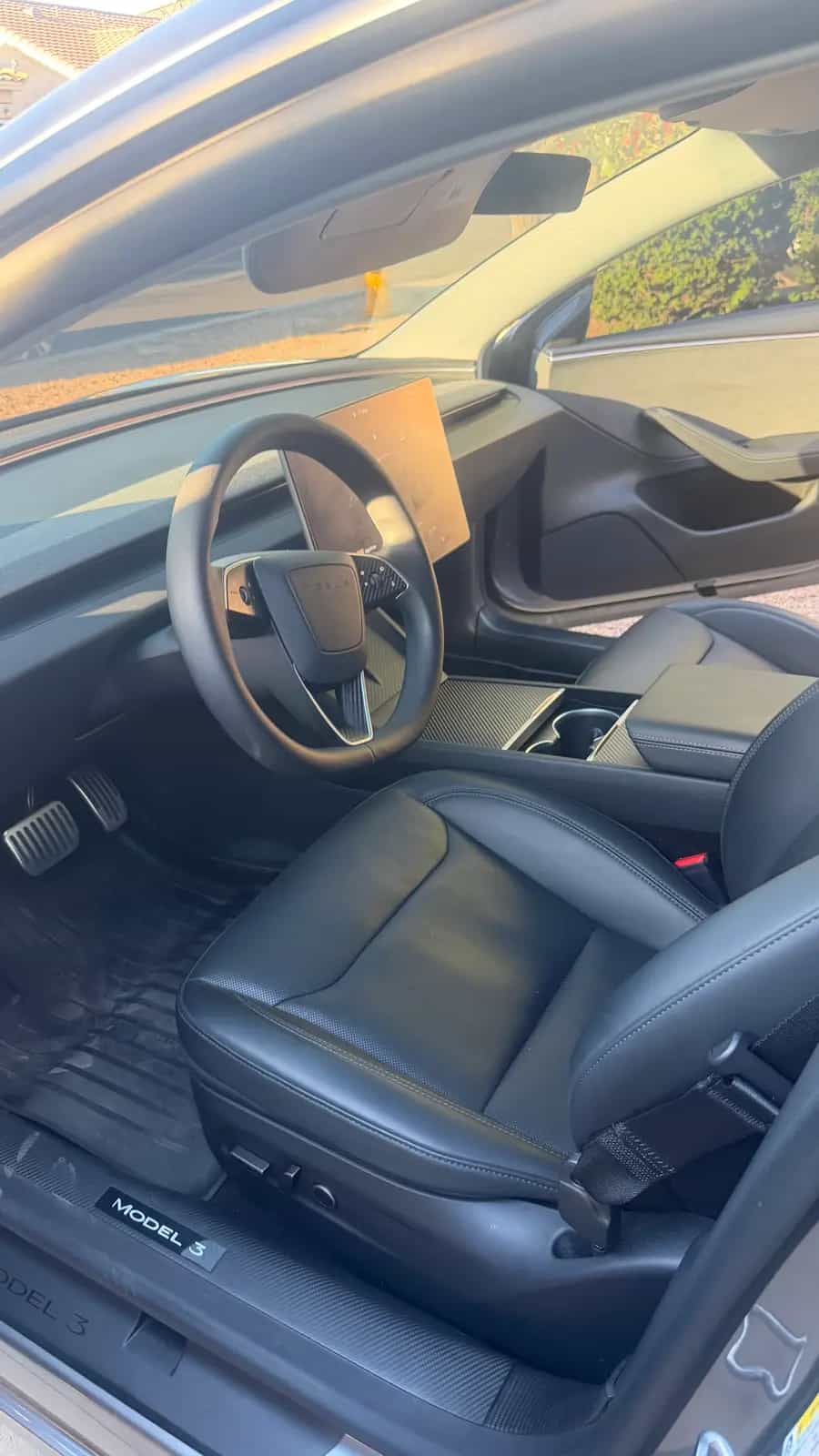 2025 Tesla Model 3 - Photo 5