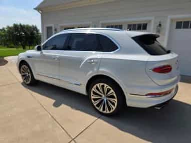 2021 Bentley Bentayga - Photo 4