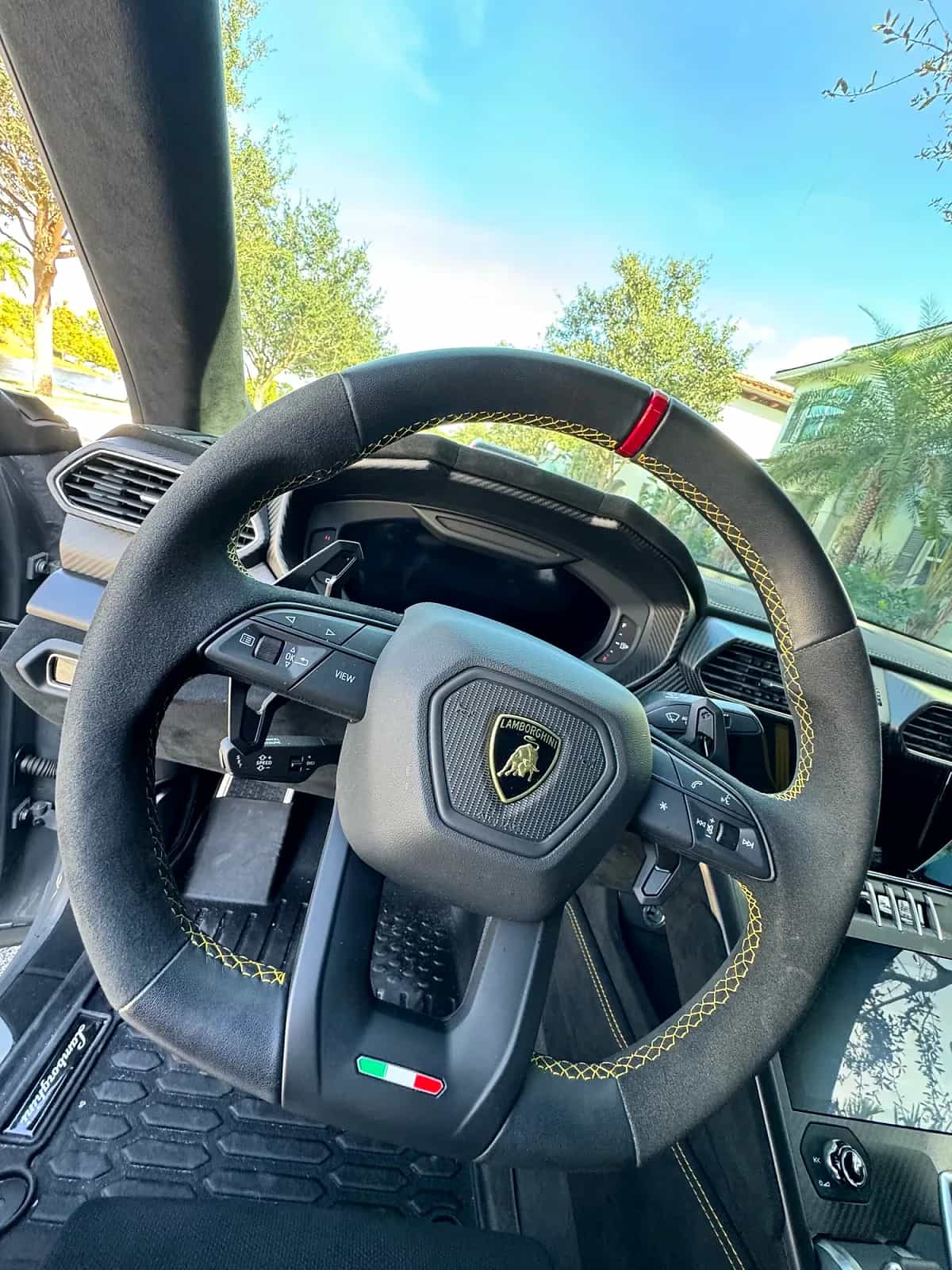 2023 Lamborghini URUS - Photo 4