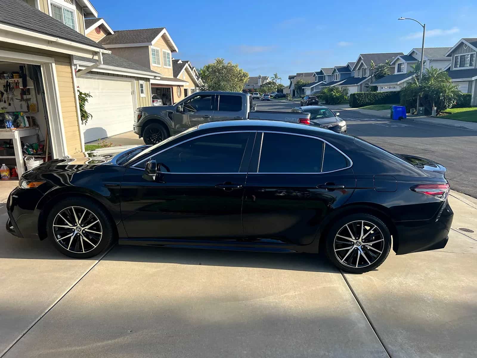2023 Toyota Camry - Photo 2