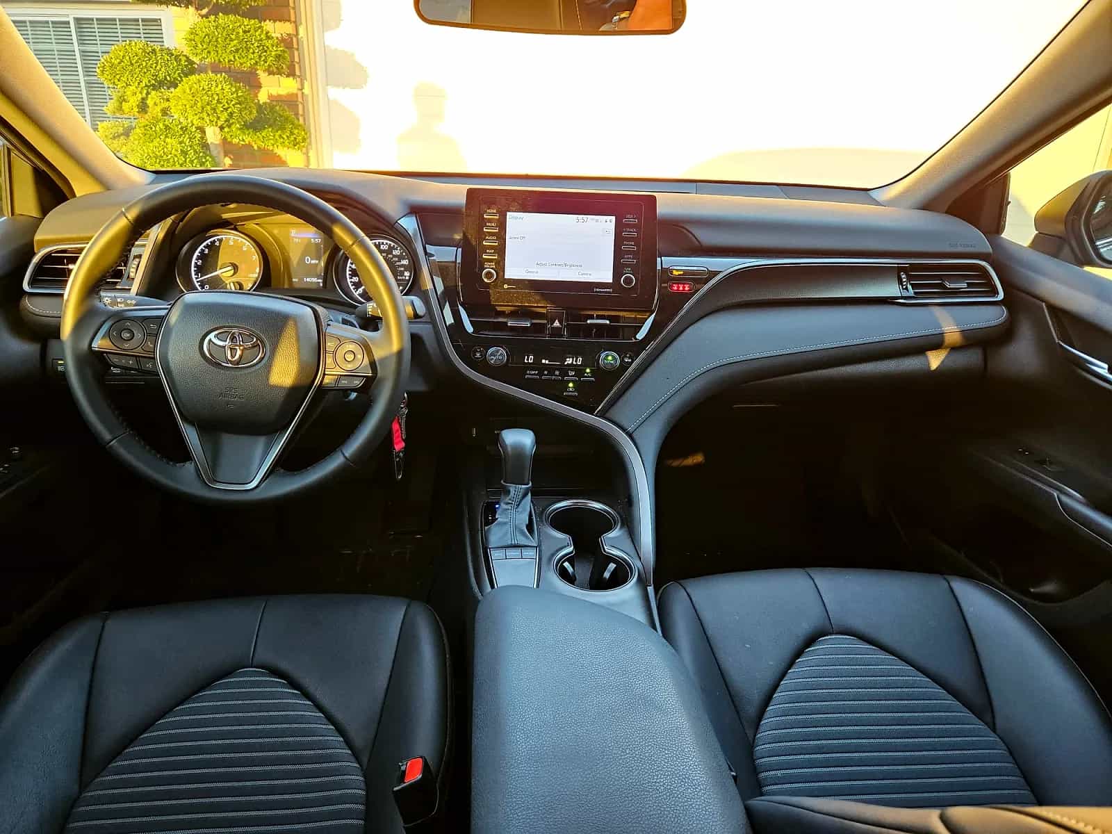 2023 Toyota Camry - Photo 2
