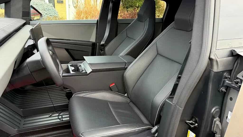 2025 Tesla Cybertruck - Photo 5