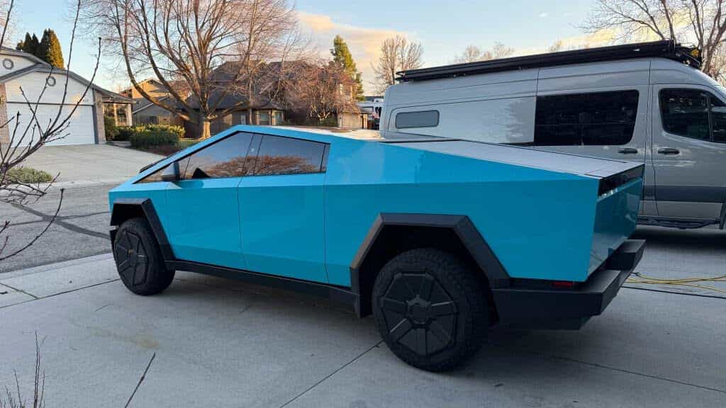 2025 Tesla Cybertruck - Photo 2