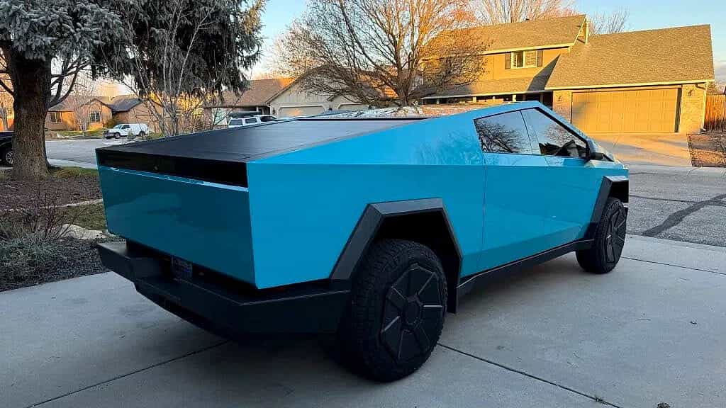 2025 Tesla Cybertruck - Photo 4