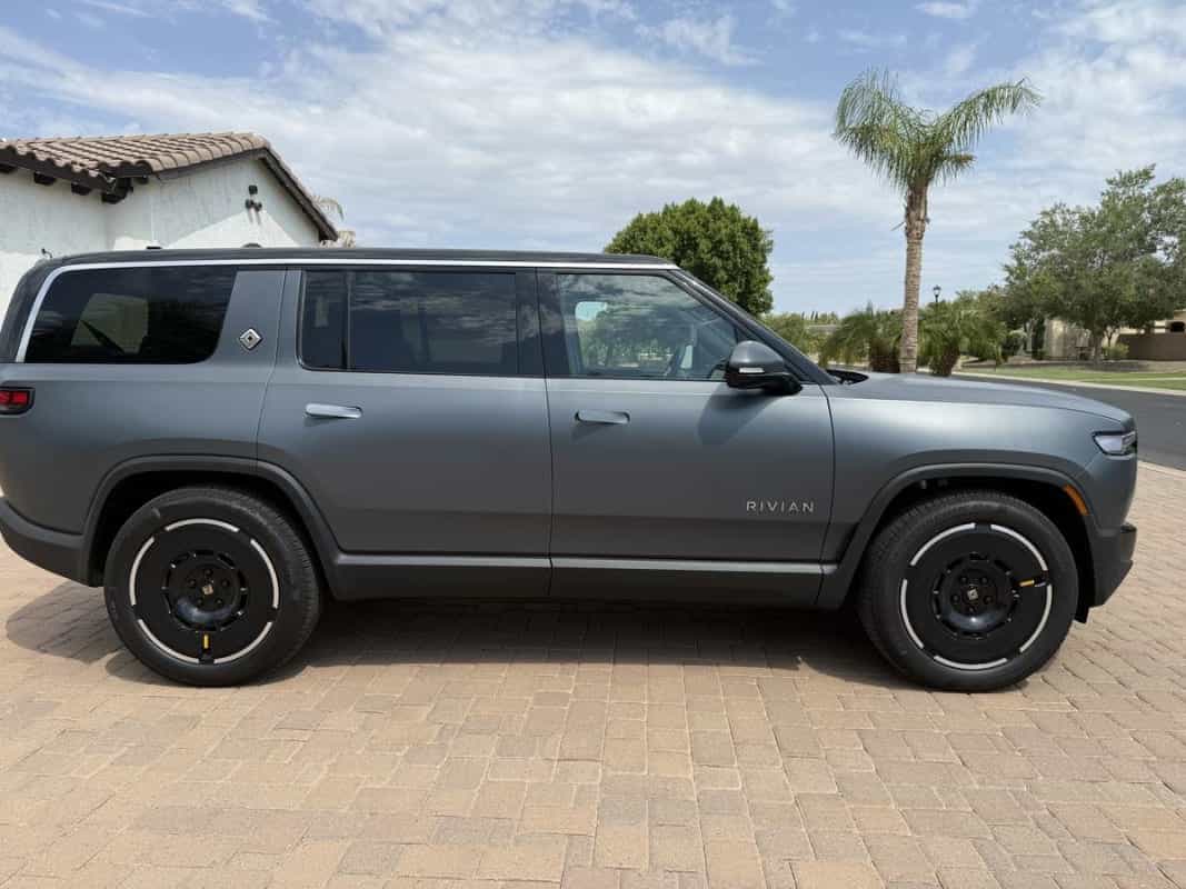 2024 Rivian R1S - Photo 2
