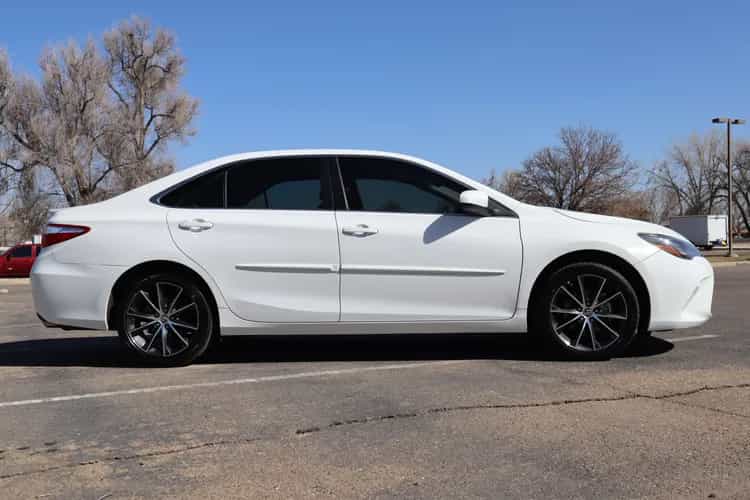 2016 Toyota Camry - Photo 2