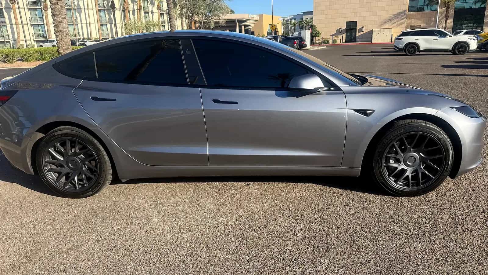 2025 Tesla Model 3 - Photo 2
