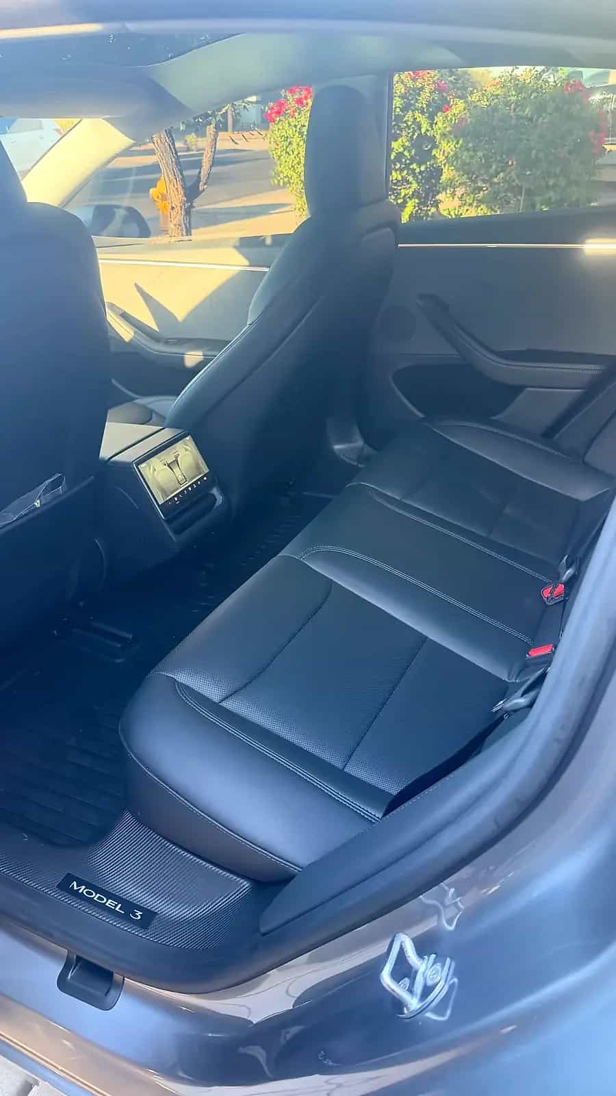 2025 Tesla Model 3 - Photo 4