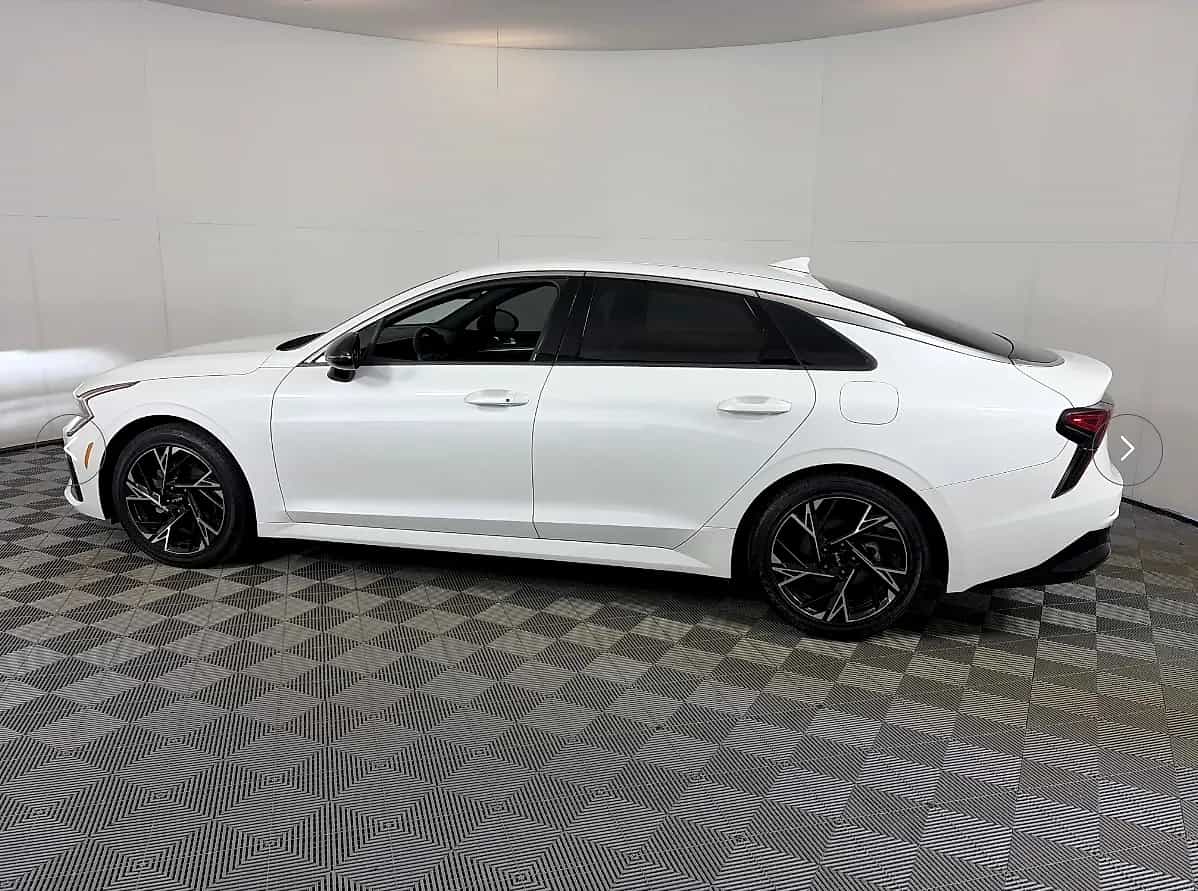 2025 Kia K5 - Photo 2