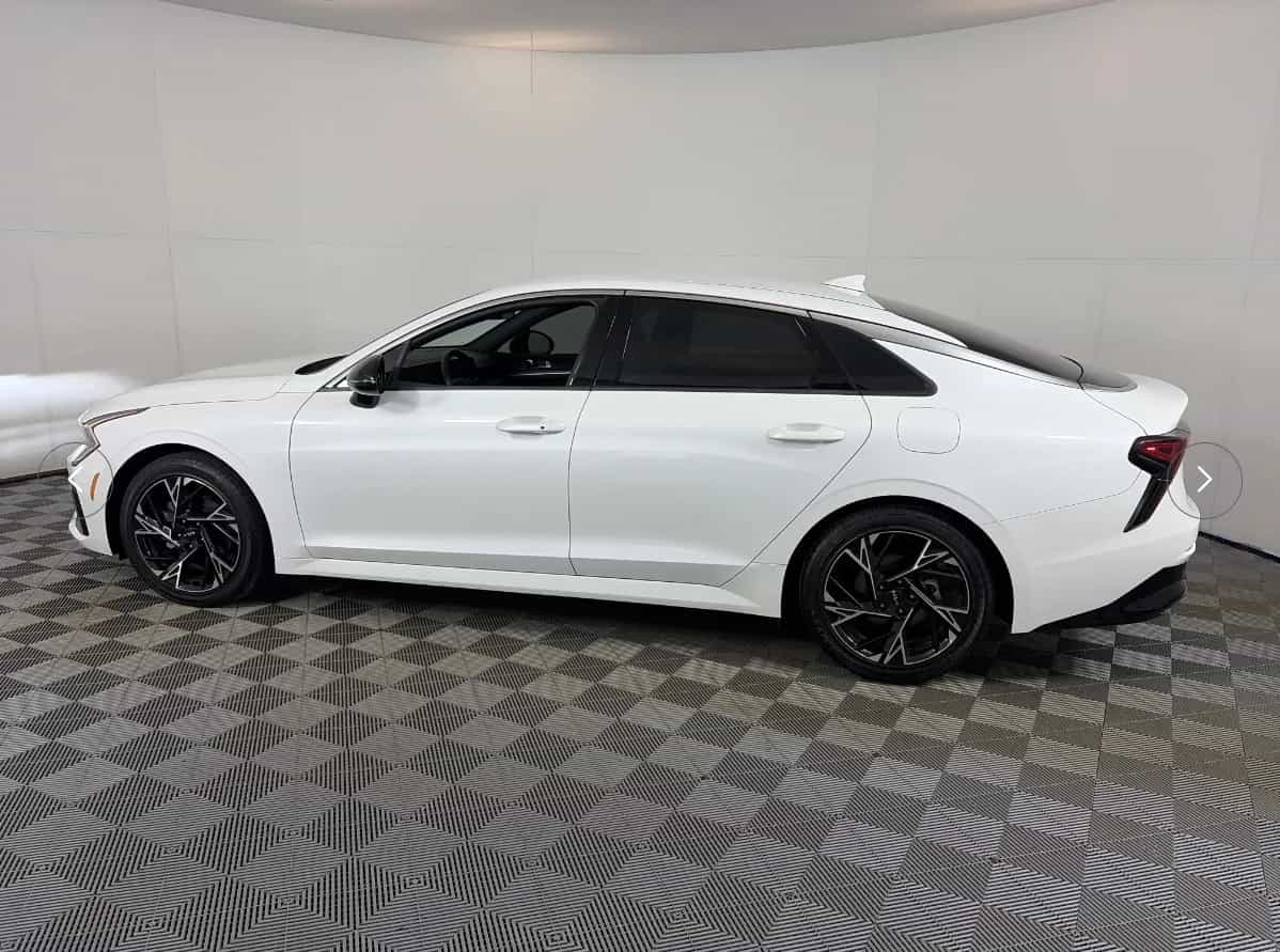 2025 Kia K5 - Photo 2