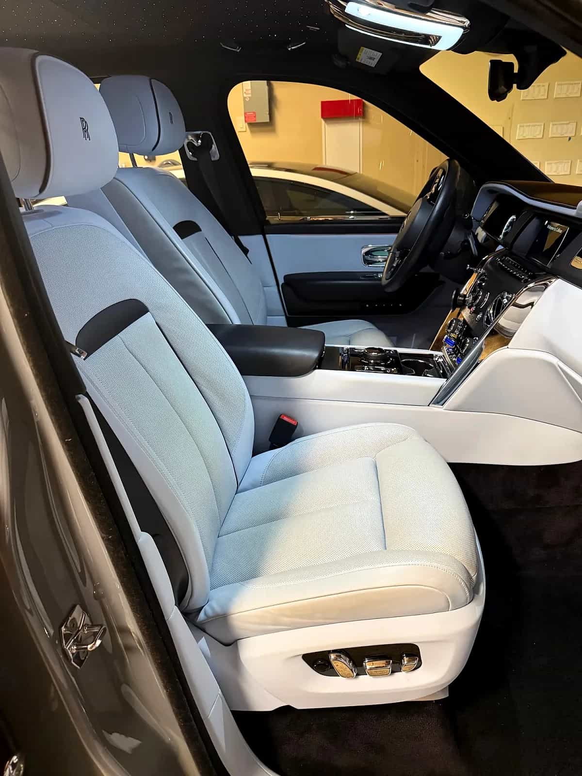 2023 Rolls-Royce Cullinan - Photo 2