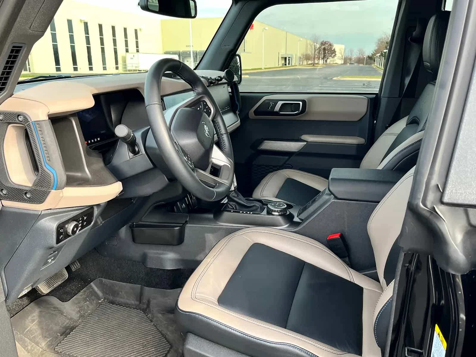 2023 Ford Bronco - Photo 3