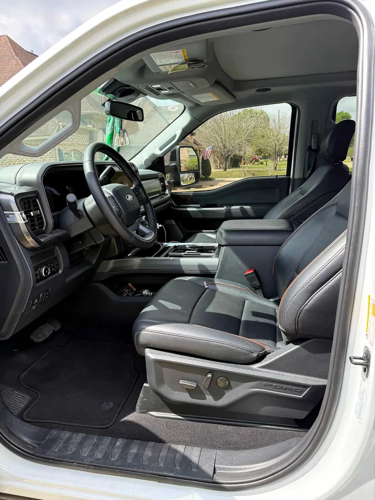 2025 Ford F-350 - Photo 2