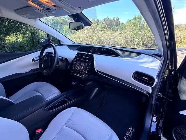 2022 Toyota Prius - Photo 2