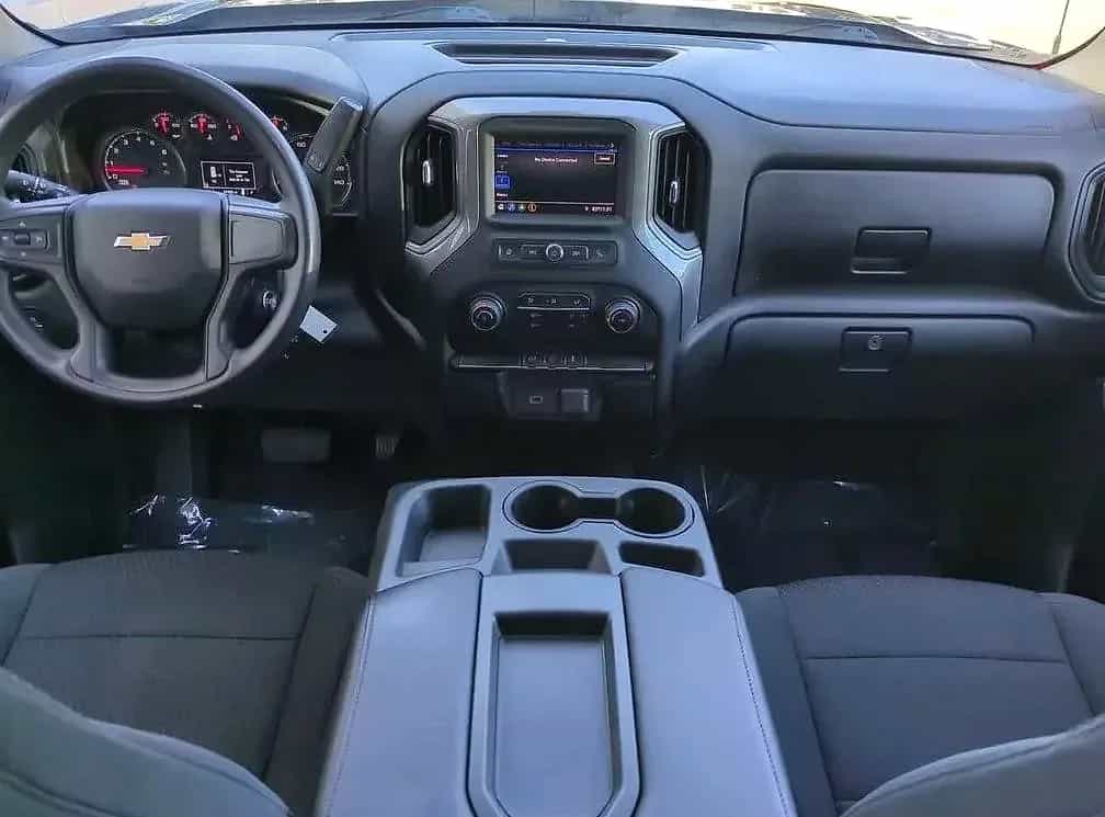 2020 Chevrolet Silverado - Photo 2