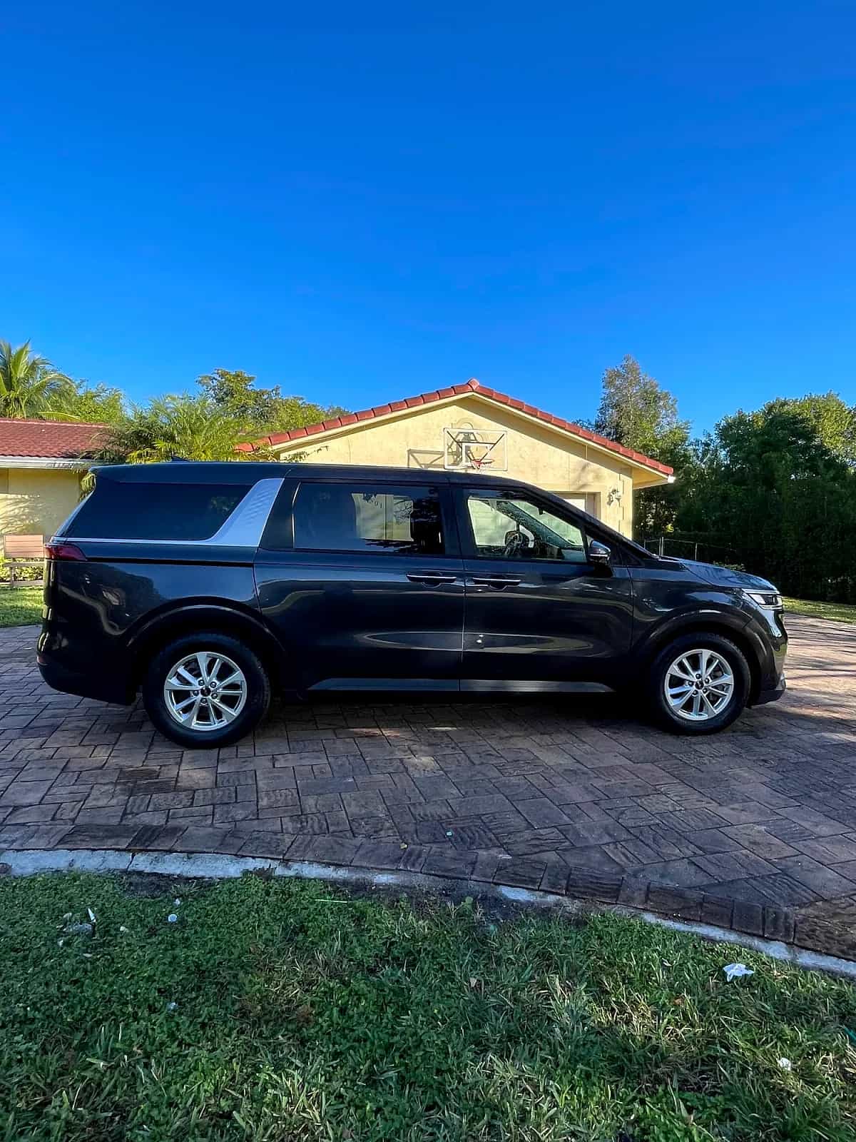 2023 Kia Carnival - Photo 2